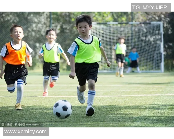 小男孩踢足球的精彩瞬间图片合集展现童趣与运动激情